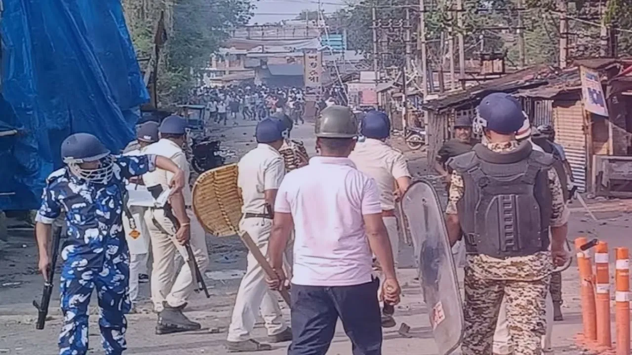 "मुर्शिदाबाद हिंसा 2025 – वक्फ कानून के विरोध में प्रदर्शनकारियों द्वारा रेलवे स्टेशन पर पथराव करते हुए भीड़ और पुलिस की तैनाती"